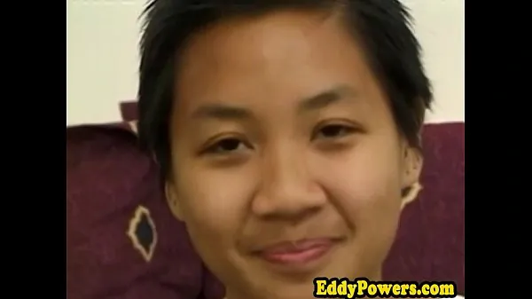 Amateur asiatique smalltitted chevauche la bite oldman