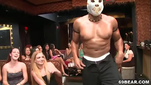 Party Girls sucent la BBC du strip-teaseur