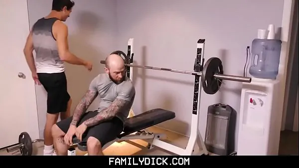FamilyDick - Un vieux papa musculaire tatoué entraîne jeune fils vierge sur une grosse bite