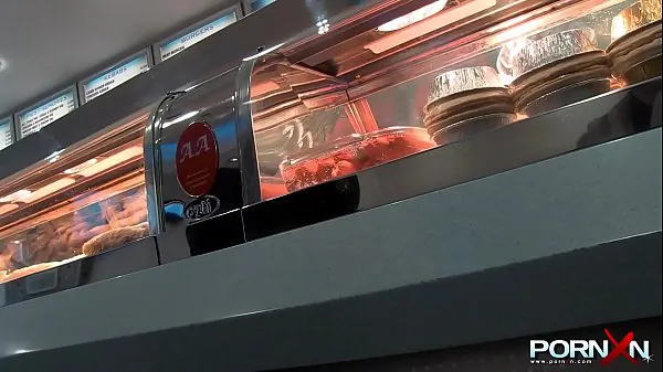 Skinny Teen Pisse Et Stripping En Public