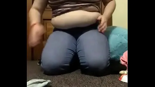 Chubby jeune gars essaie sur vieux vêtements