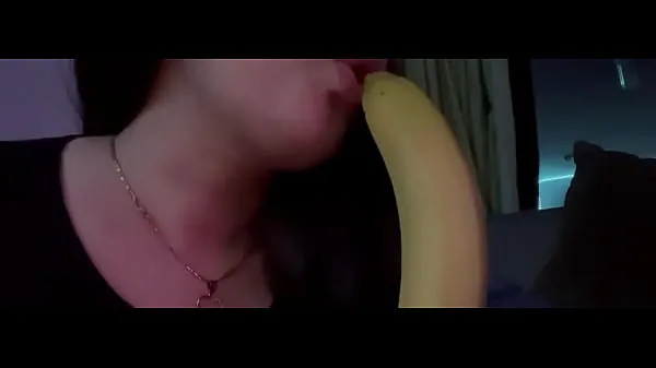 Animebarbiecatdoll sucer la banane